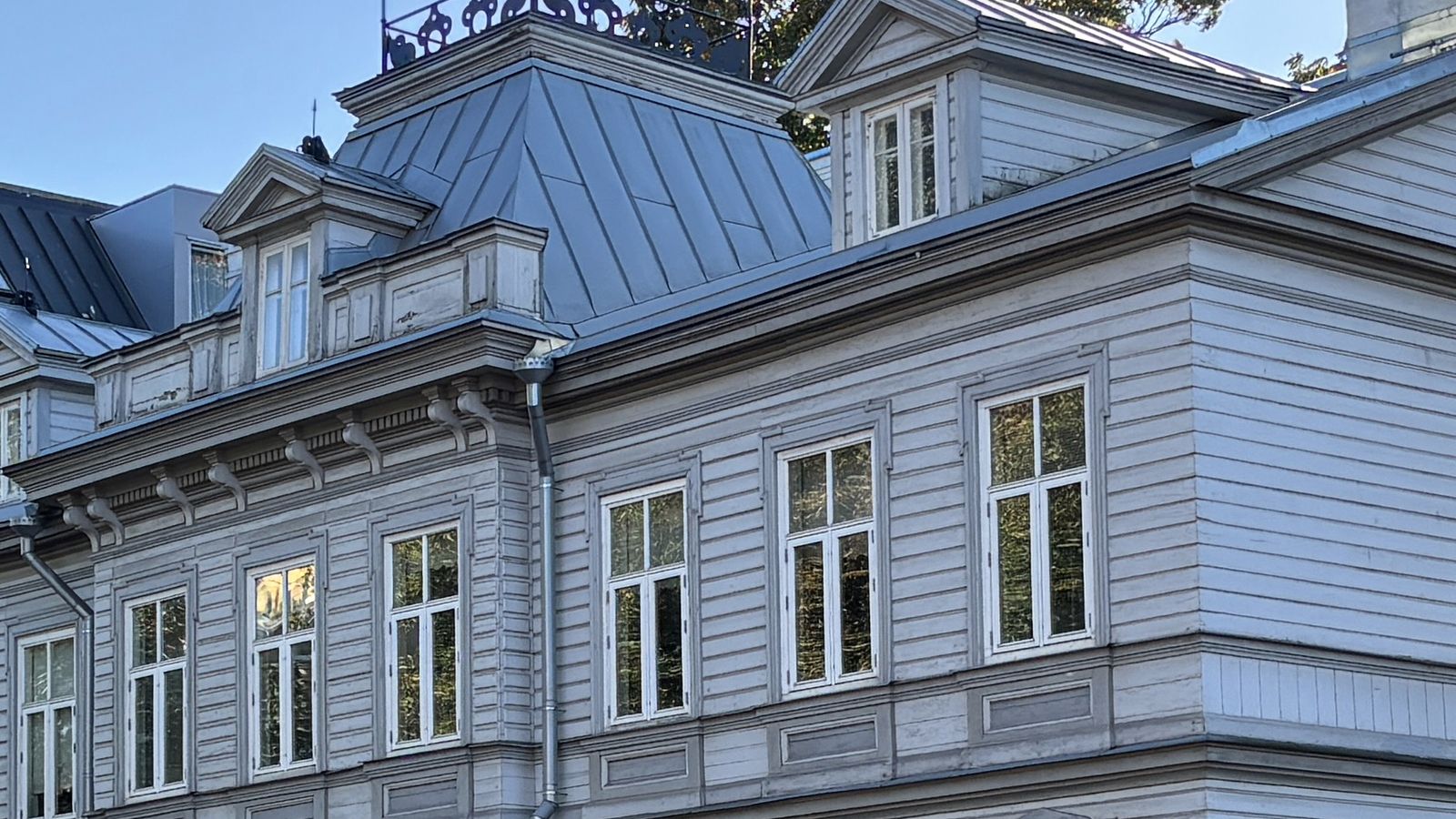 Toompuiestee 21 maja puitfassaad ja aknad